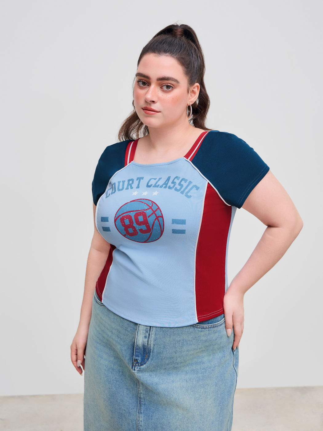 Court Classic 89 Tee a maniche corte colorblock in misto cotone con scollo quadrato Curve & Plus