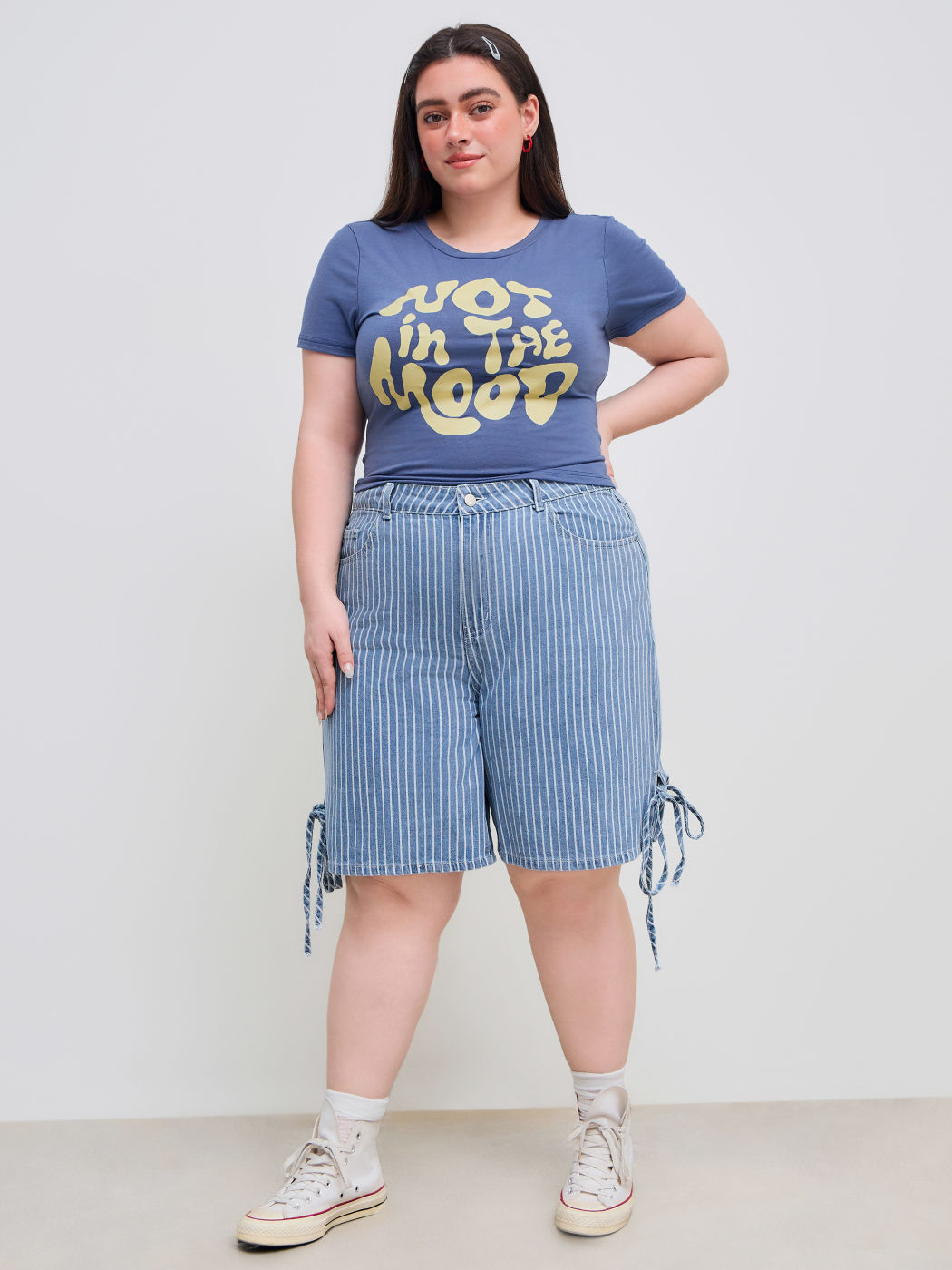 Pantalón corto vaquero de pierna ancha a rayas con nudo y bolsillos hasta la rodilla Curvy