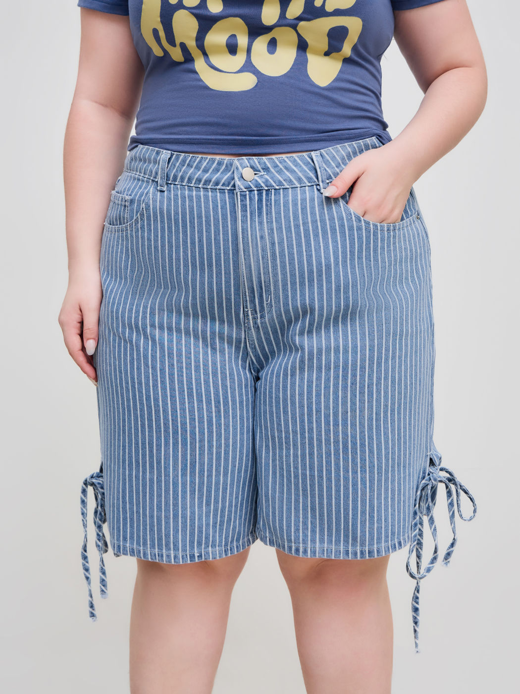 Pantalón corto vaquero de pierna ancha a rayas con nudo y bolsillos hasta la rodilla Curvy