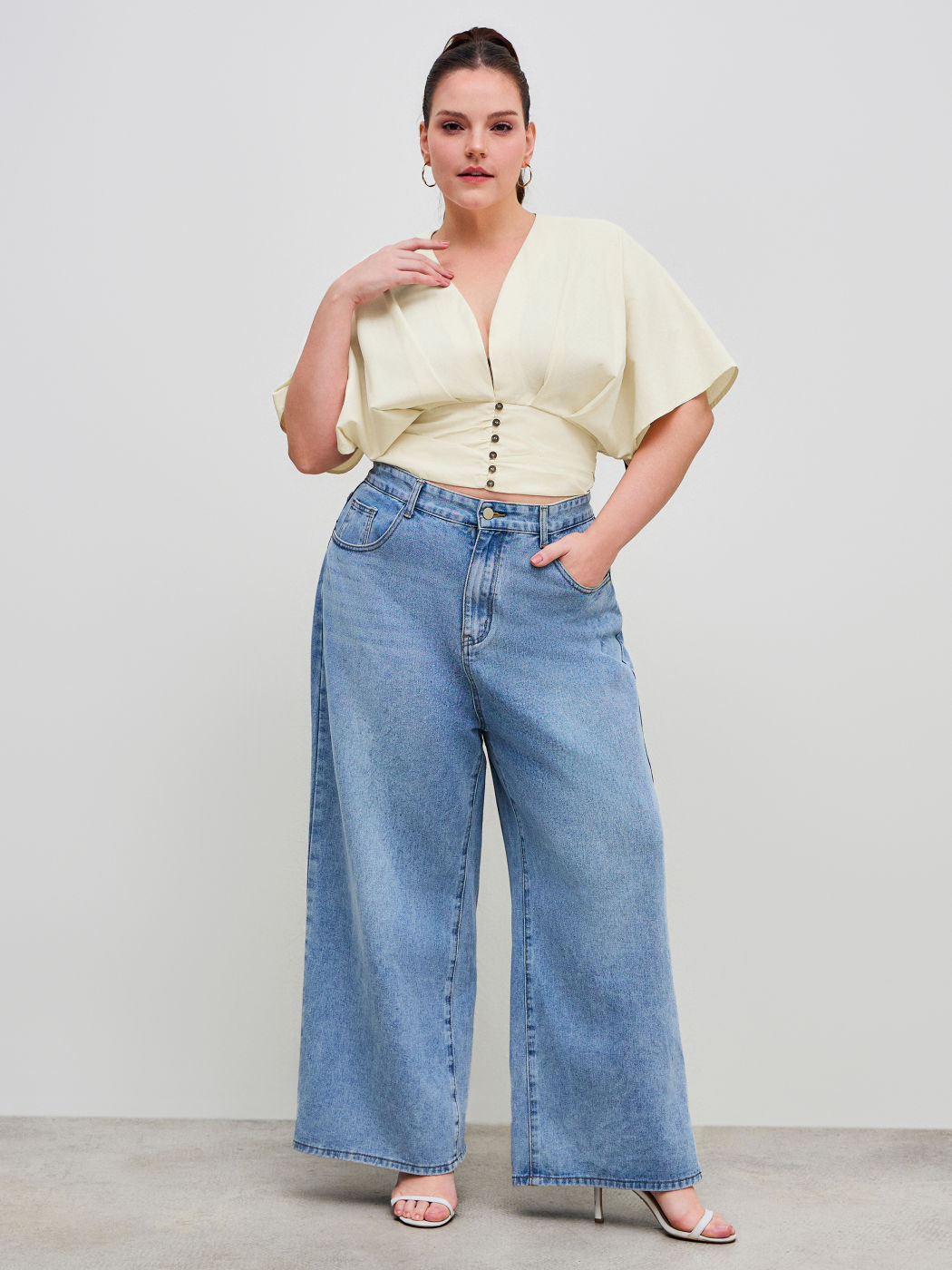 Top de botones fruncido sólido con cuello en V de mezcla de algodón Curvy