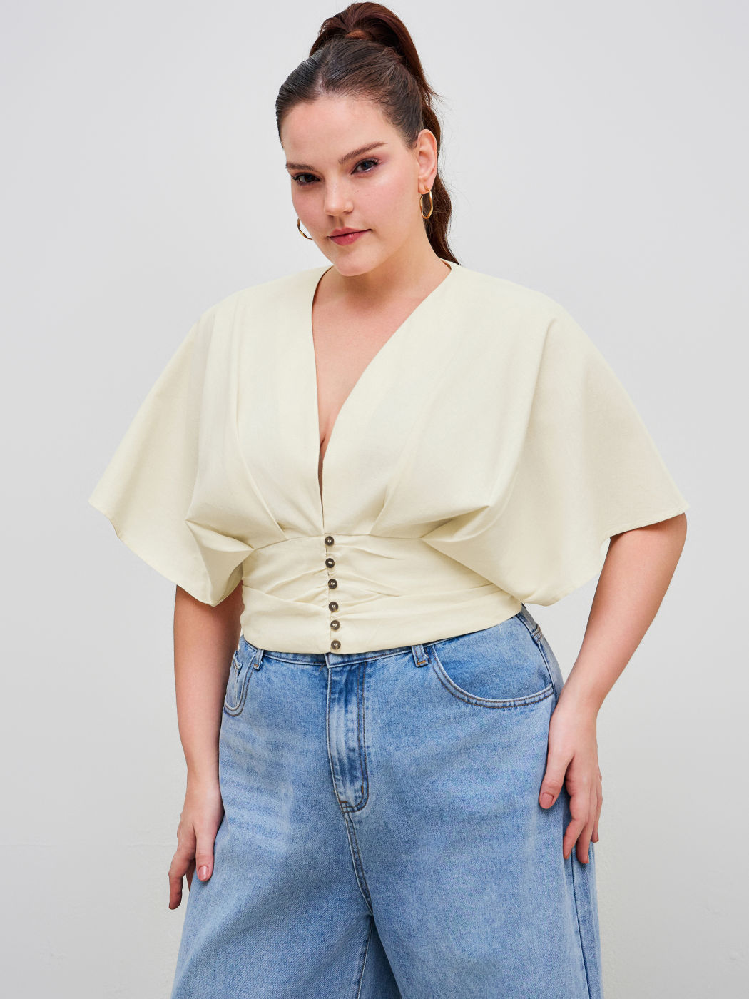Top de botones fruncido sólido con cuello en V de mezcla de algodón Curvy