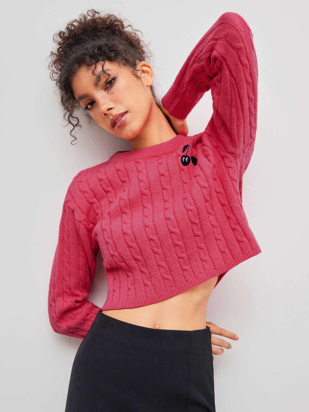 Top de manga larga de punto con cuello redondo y cereza