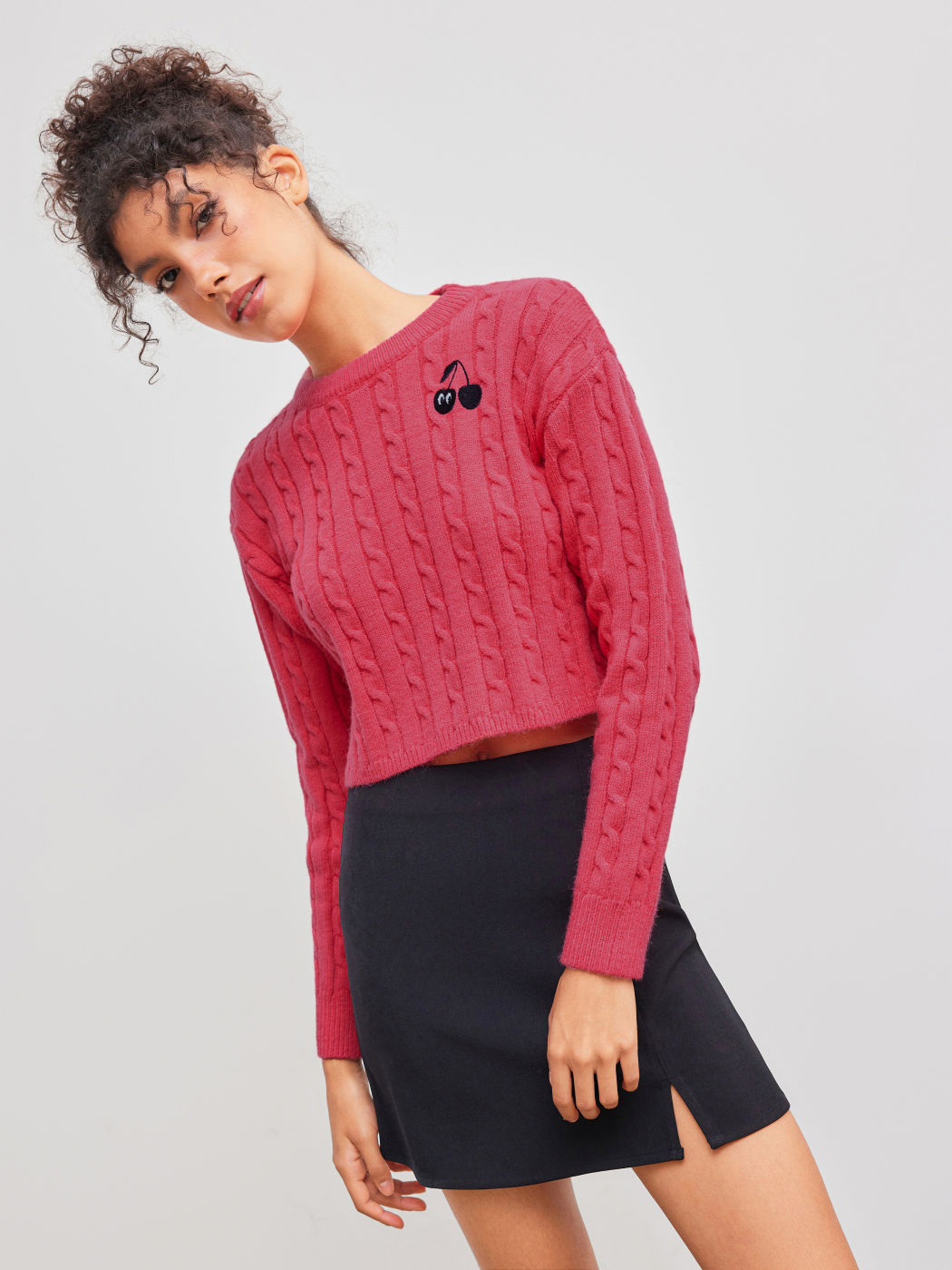 Top de manga larga de punto con cuello redondo y cereza