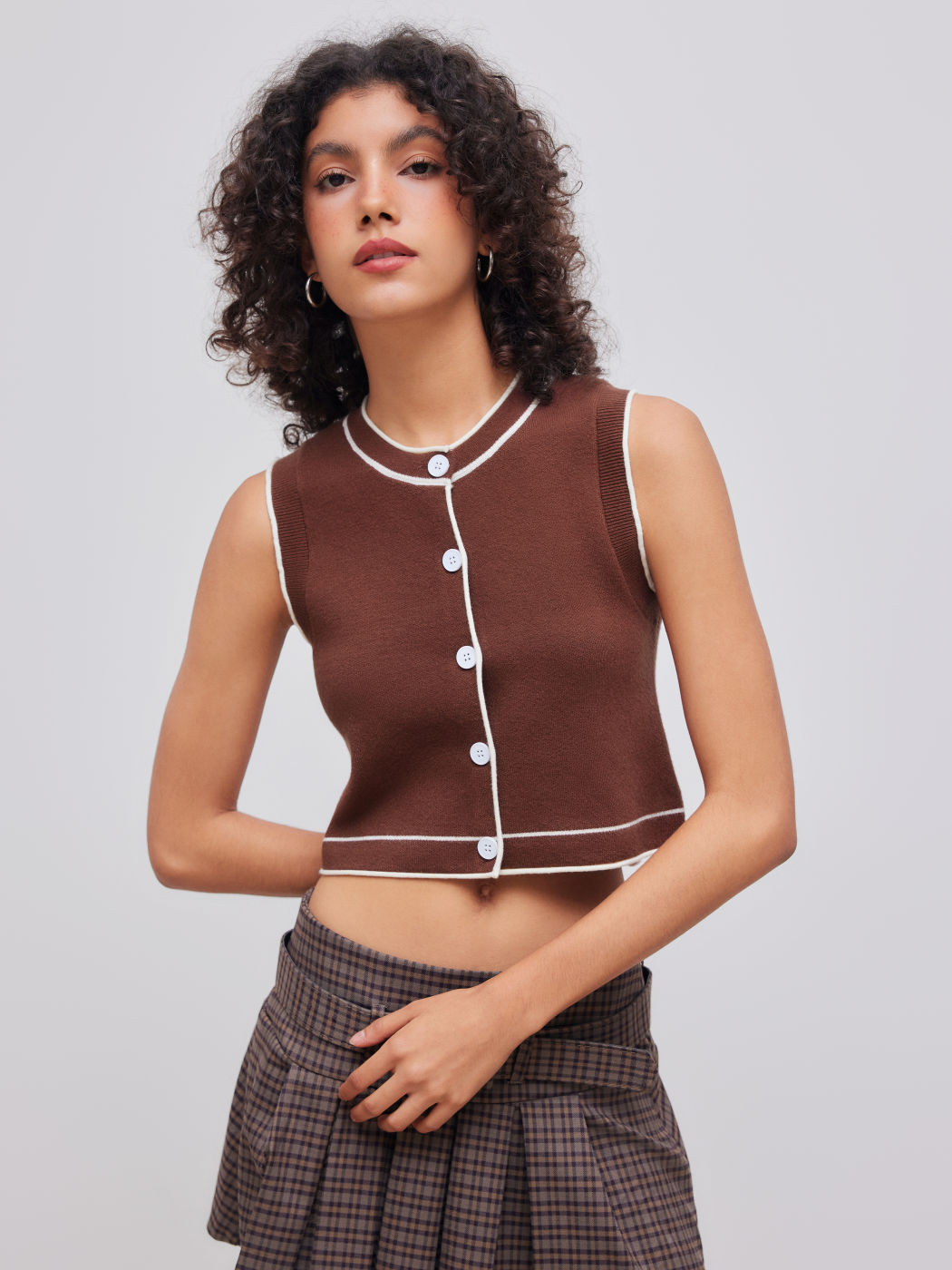 Gilet in maglia con bottoni solidi e rilegatura a contrasto