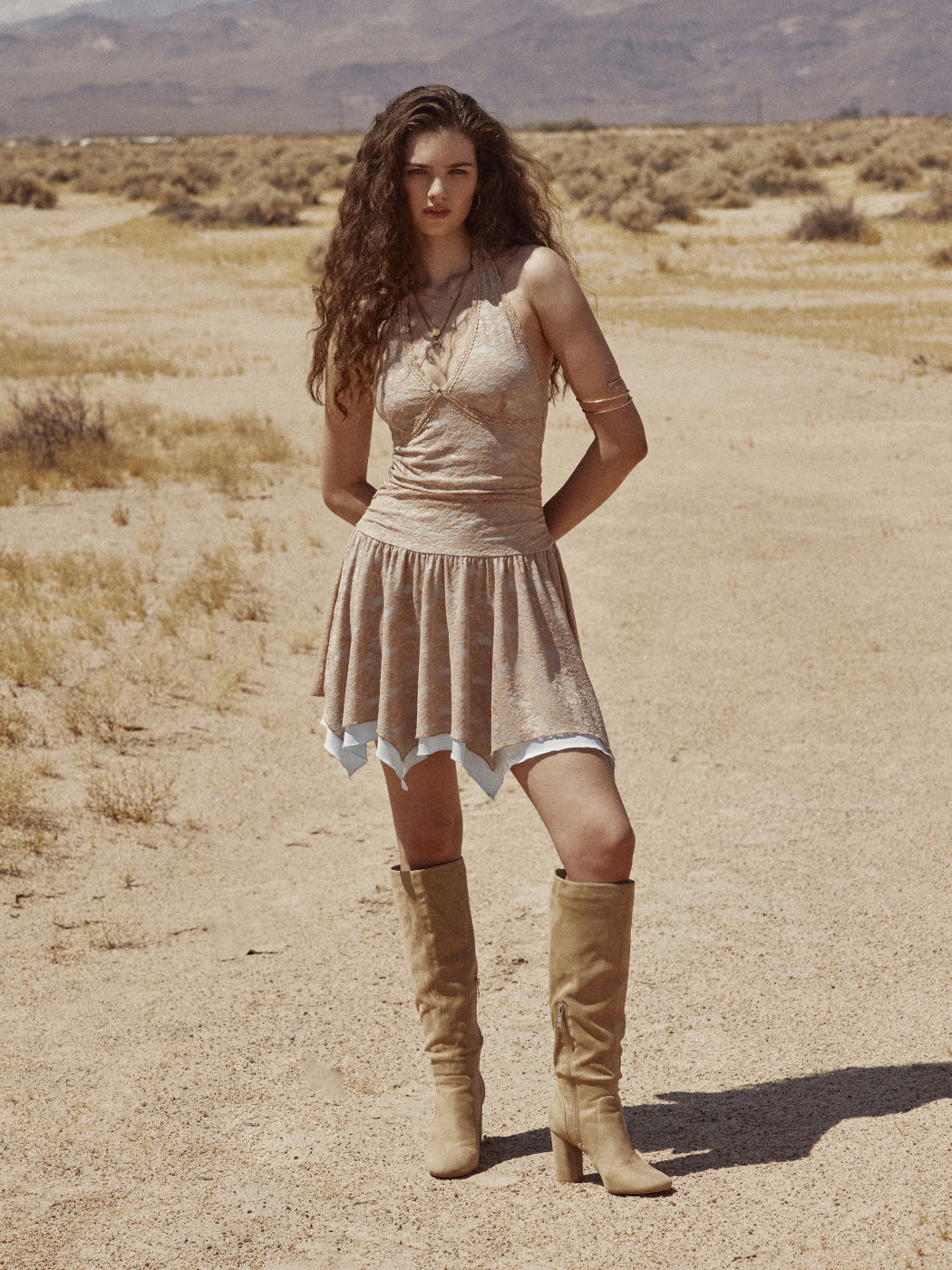 Spitzen Halterneck Zweifarbig Rüschen Minikleid
