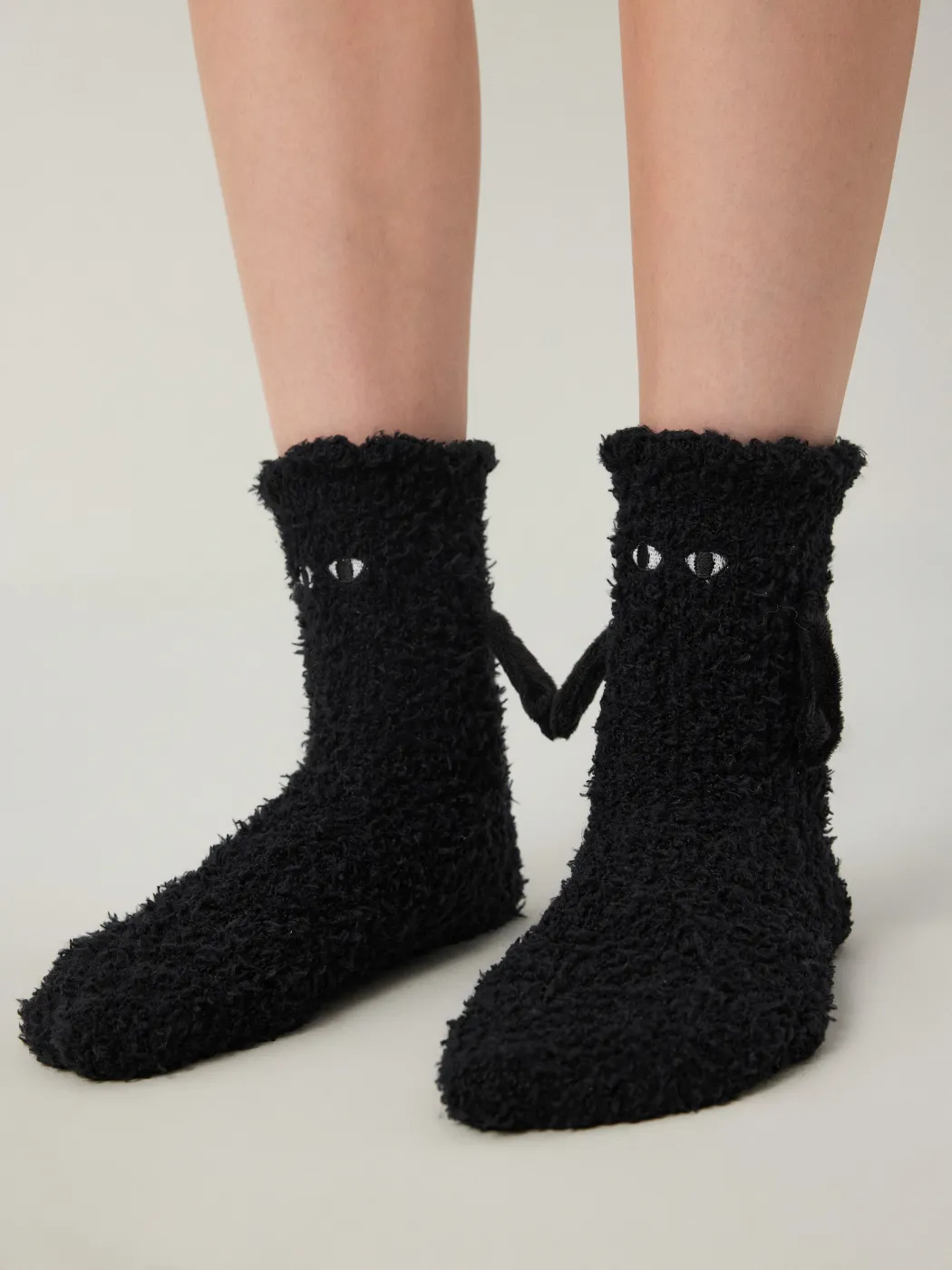 MAGNETIC HOLDING HANDS FUZZY CREW SOCKS