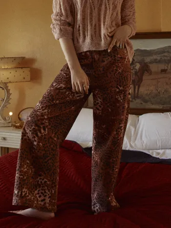 Mittelhohe, weite Jeans mit Leopardmuster