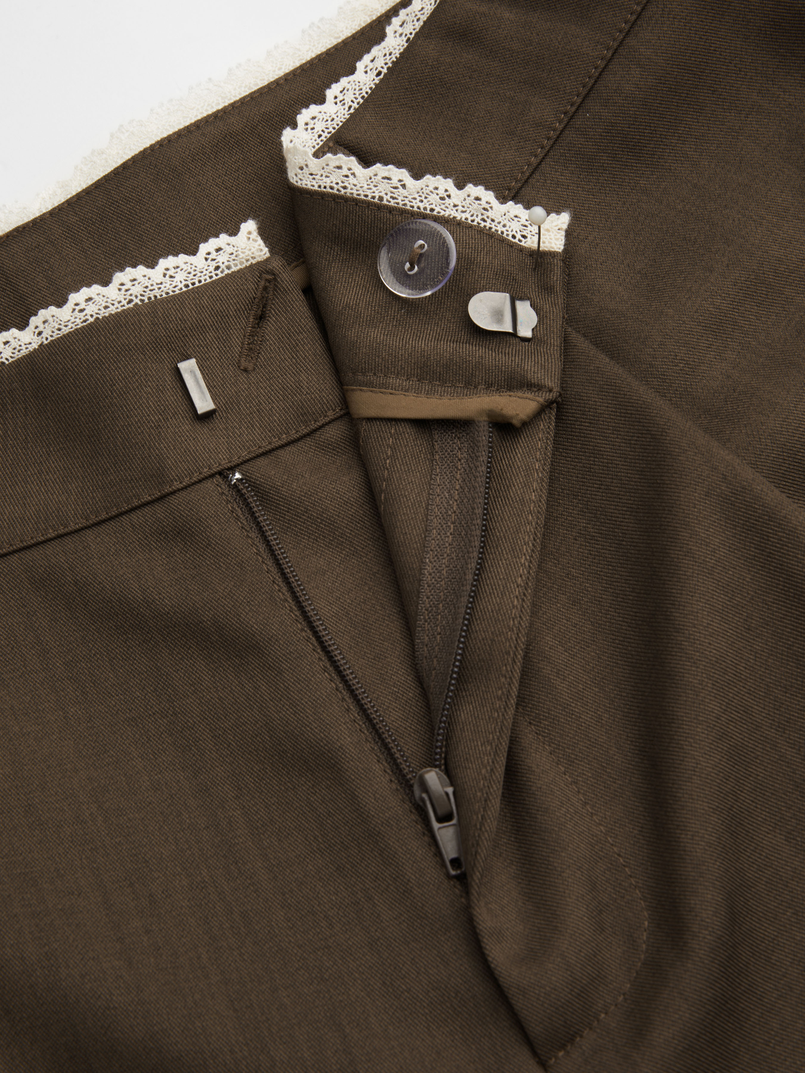 Tief sitzende einfarbige Hose mit Spitzenrand und Taschen, Breitbein