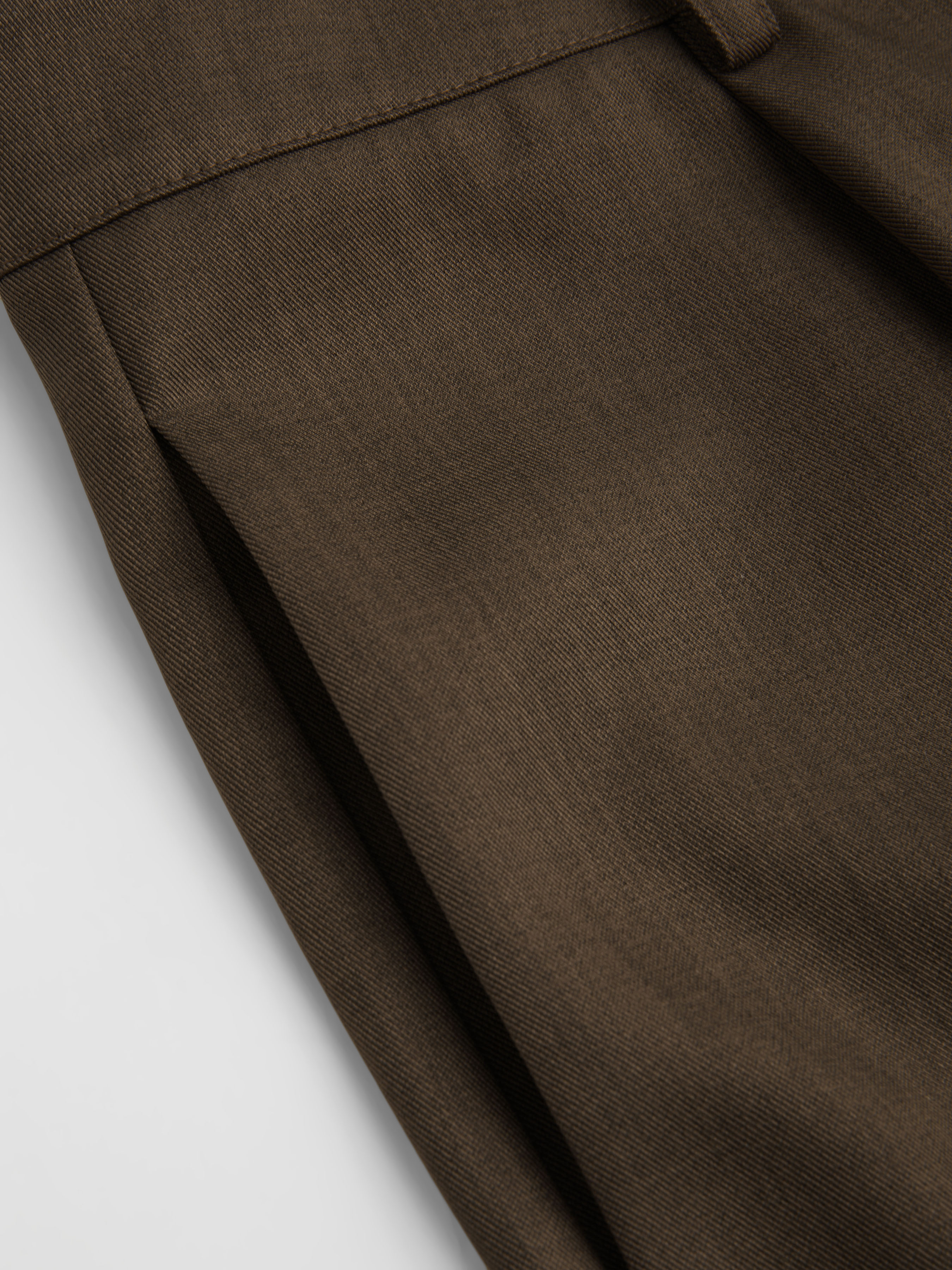 Tief sitzende einfarbige Hose mit Spitzenrand und Taschen, Breitbein