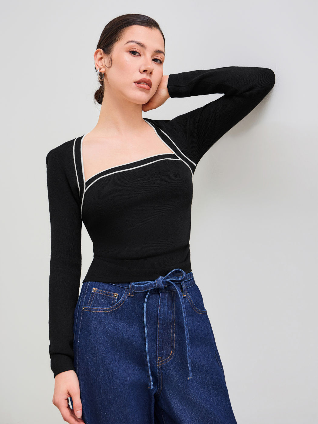 Top a maniche lunghe in maglia con scollo quadrato, solido e con rilegatura a contrasto, increspato