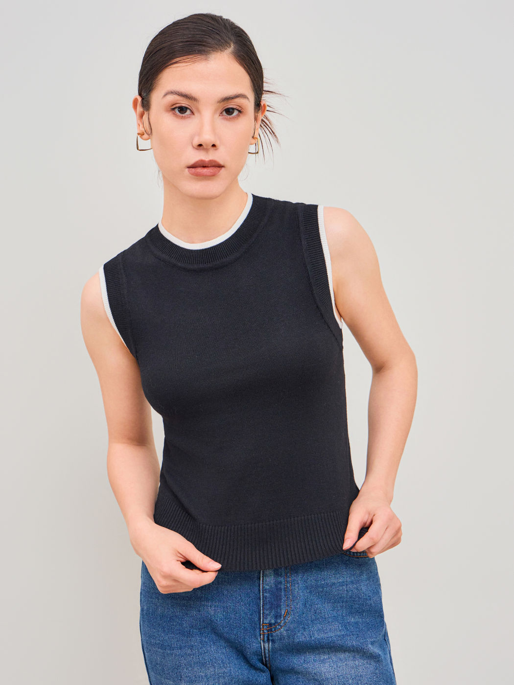 Wool-blend Round Neckline Solid Contrasting Binding Knitted Vest