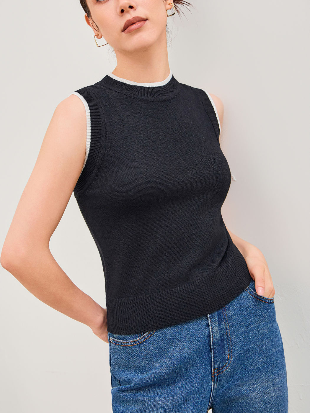 Wool-blend Round Neckline Solid Contrasting Binding Knitted Vest