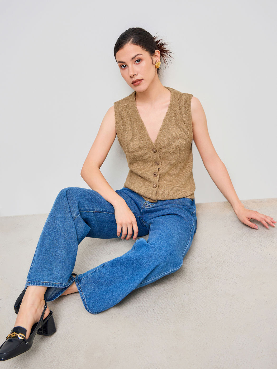 Knitted V-neck Solid Button Vest