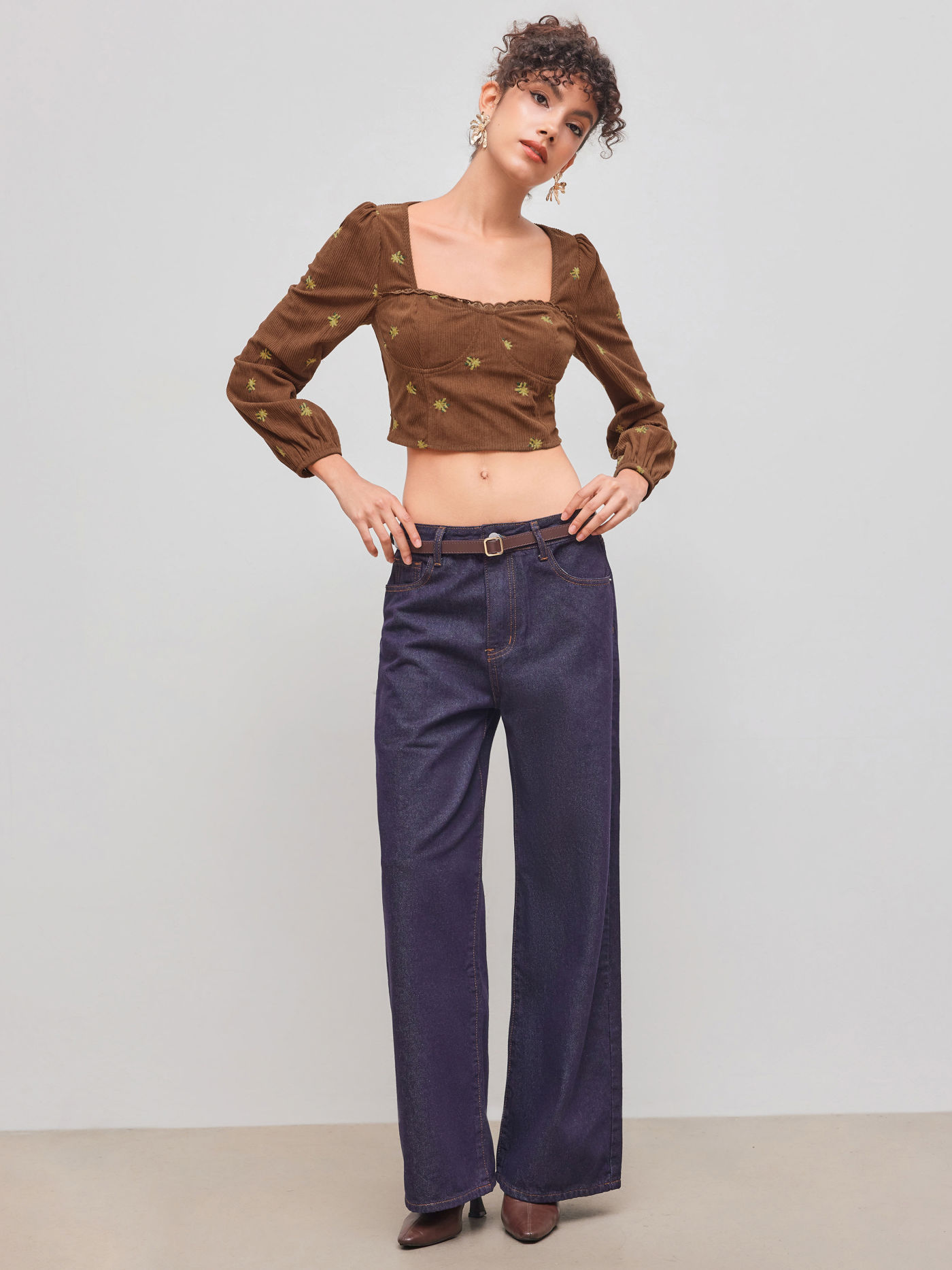 Crop top a maniche lunghe in velluto a coste con ricamo floreale a cuore