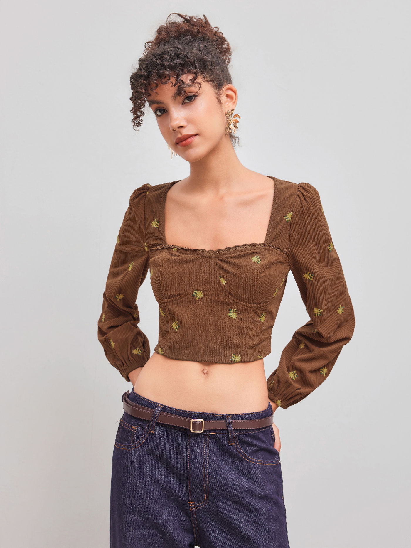 Crop top a maniche lunghe in velluto a coste con ricamo floreale a cuore