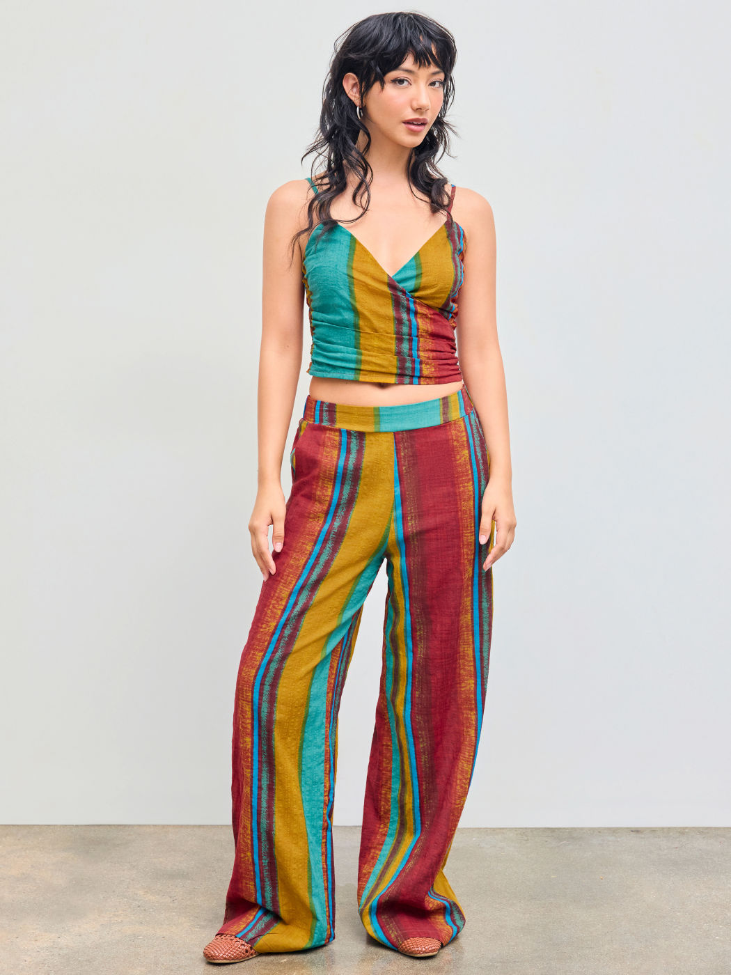  Gestreifte Hose mit elastischem Bund und weitem Bein