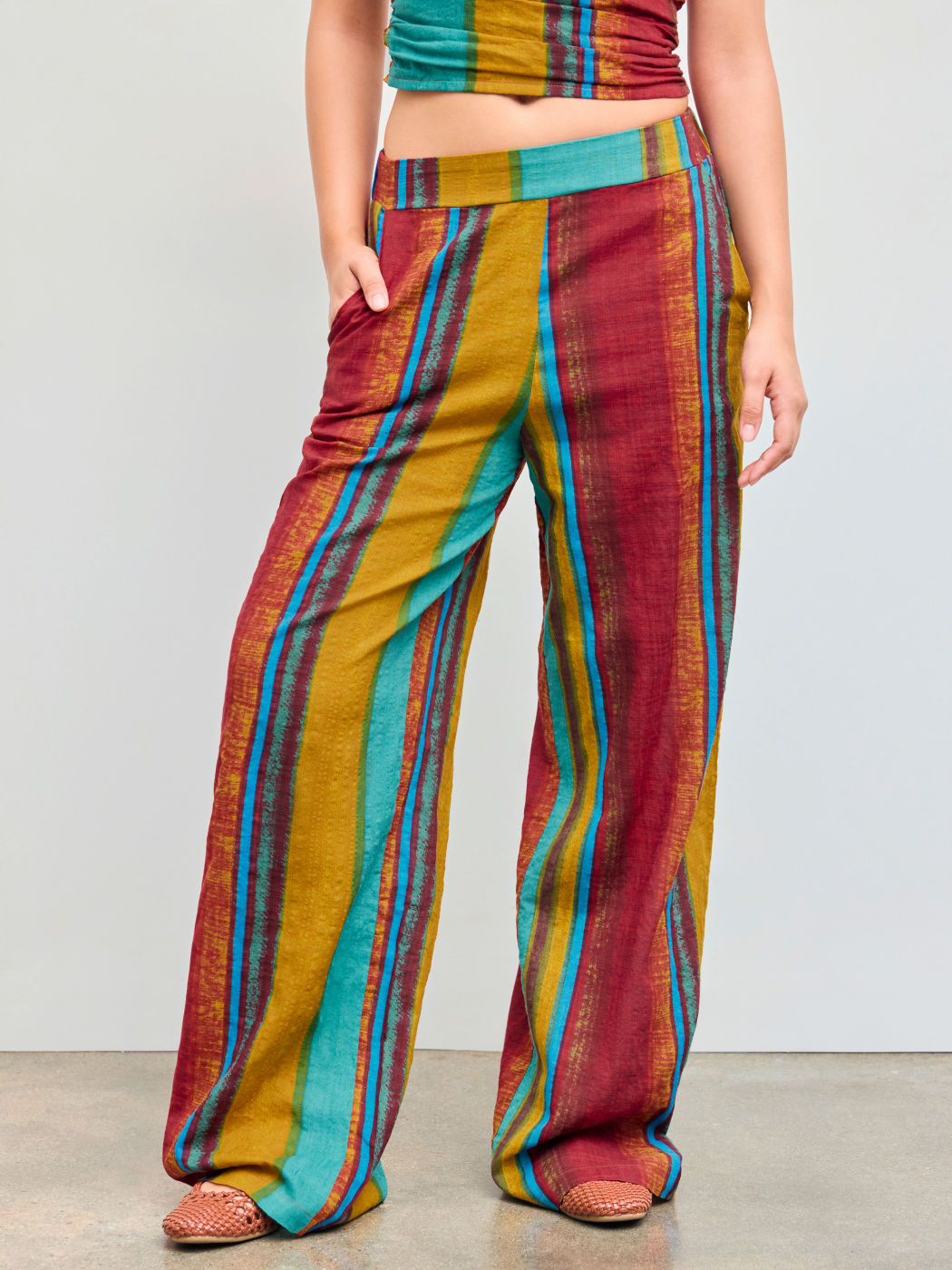 Gestreifte Hose mit elastischem Bund und weitem Bein