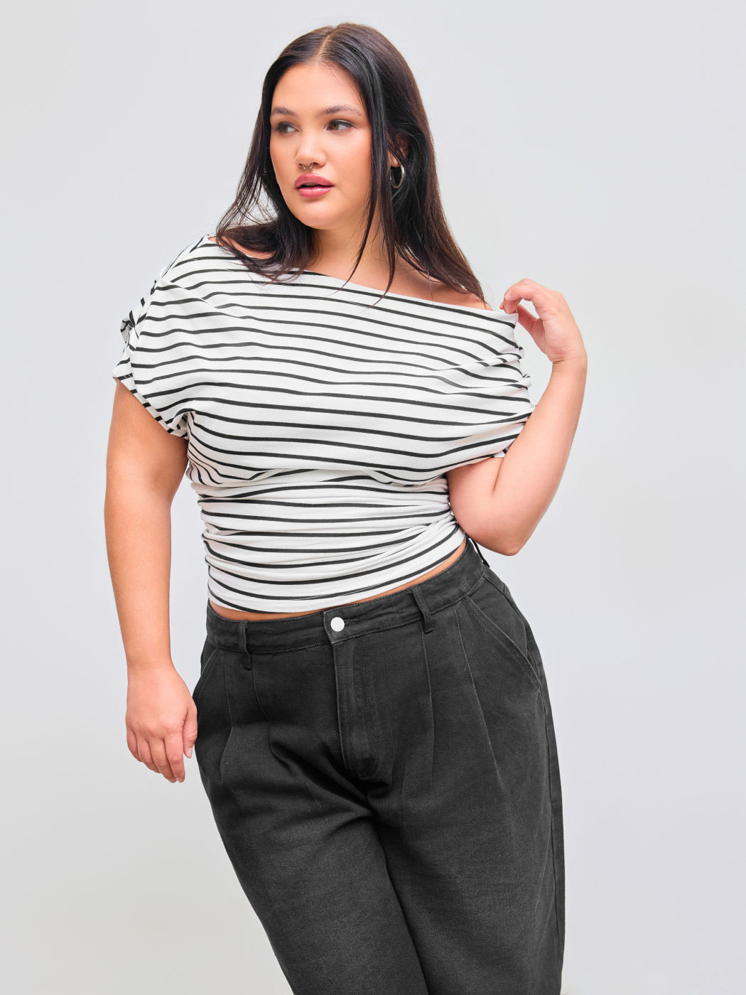 Top a maniche corte in misto cotone con scollo asimmetrico e increspature Curve & Plus