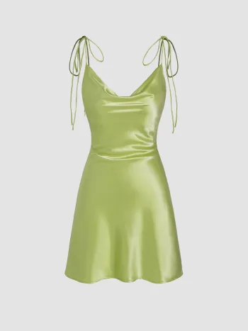 Kurzes Cami-Kleid aus Satin mit Wasserfallausschnitt