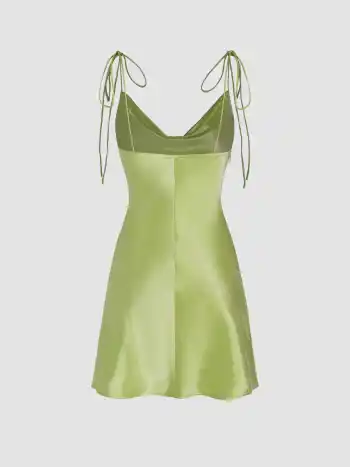 Kurzes Cami-Kleid aus Satin mit Wasserfallausschnitt