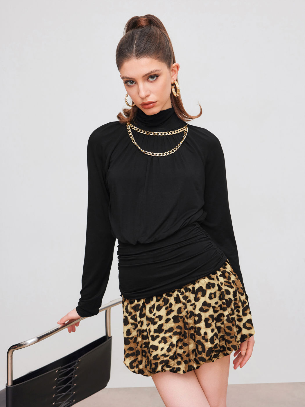 Top a maniche lunghe a collo alto con catena increspata