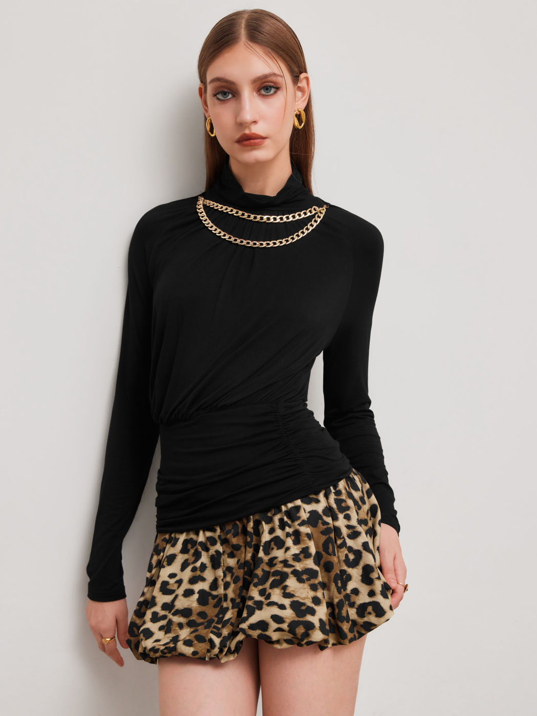 Top a maniche lunghe a collo alto con catena increspata