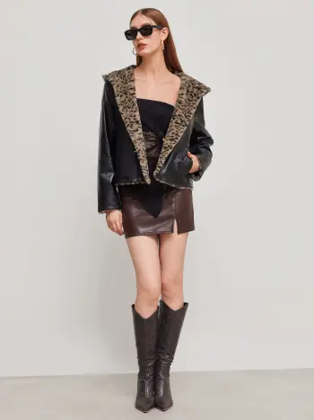Giacca con cappuccio in finto shearling con fodera leopardata