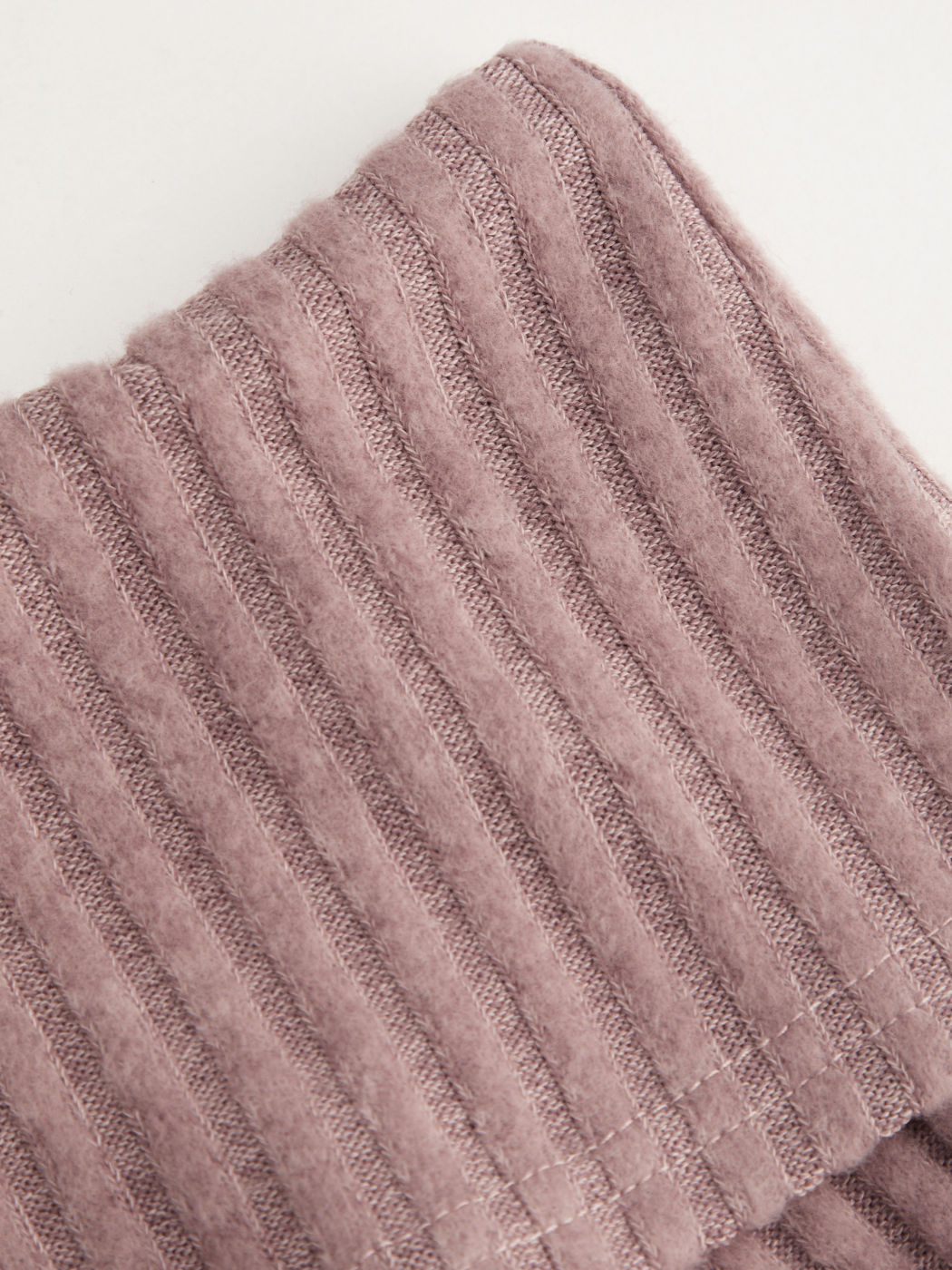 Schulterfreies Strickoberteil mit langen Ärmeln