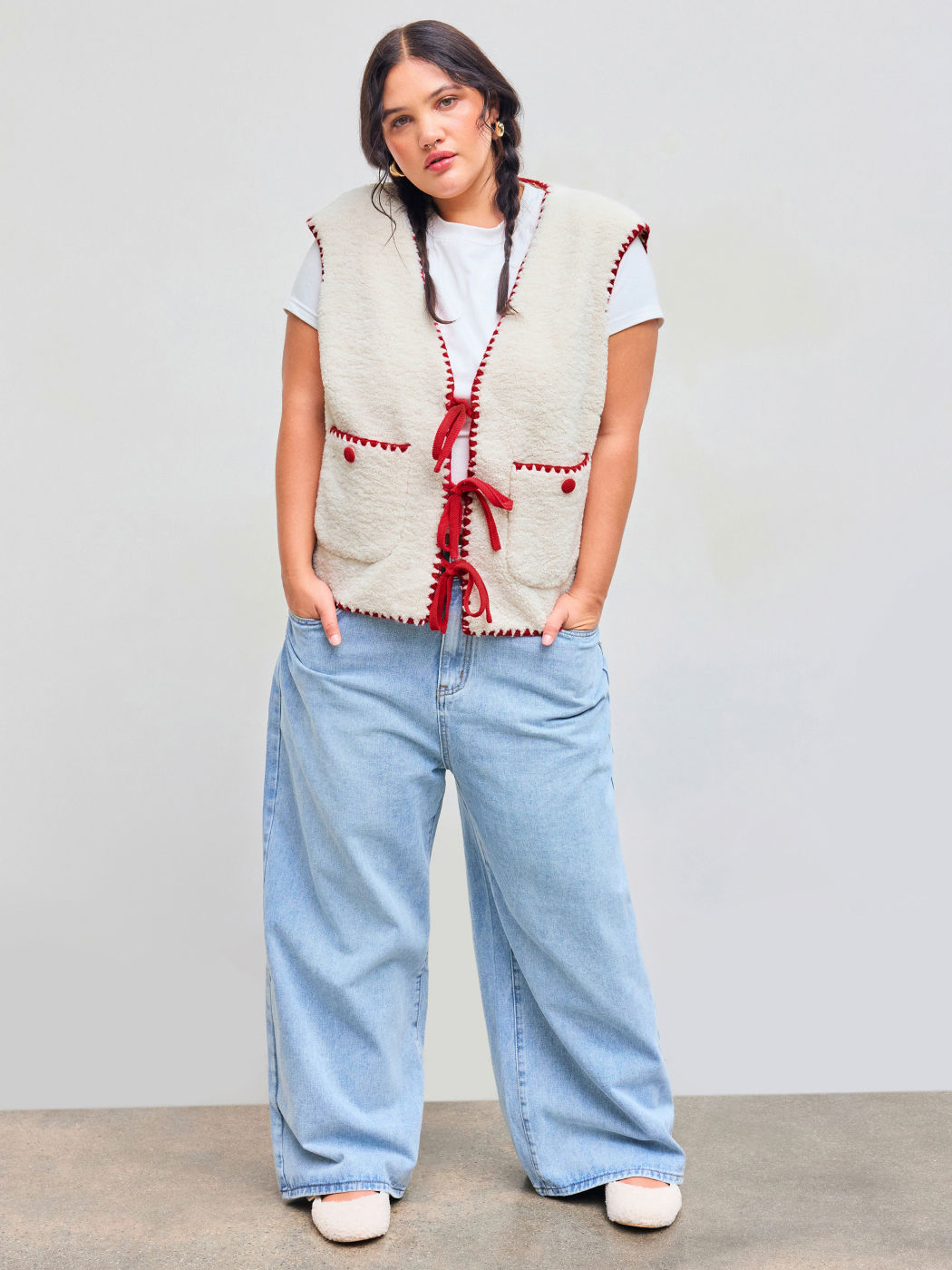 Gilet in pile con scollo a V e fiocco a contrasto, giacca con tasche a filo Curve e Plus