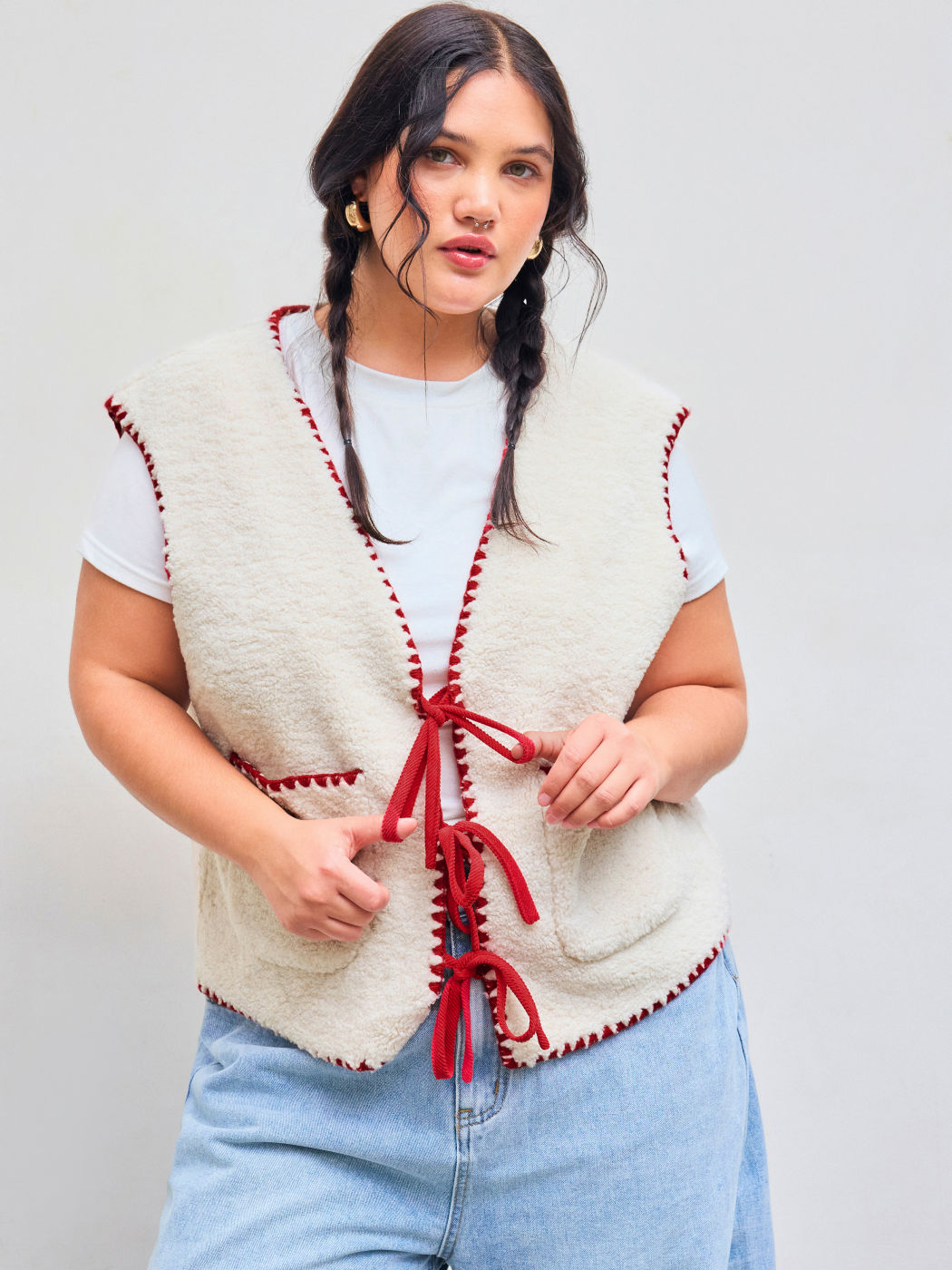 Gilet in pile con scollo a V e fiocco a contrasto, giacca con tasche a filo Curve e Plus