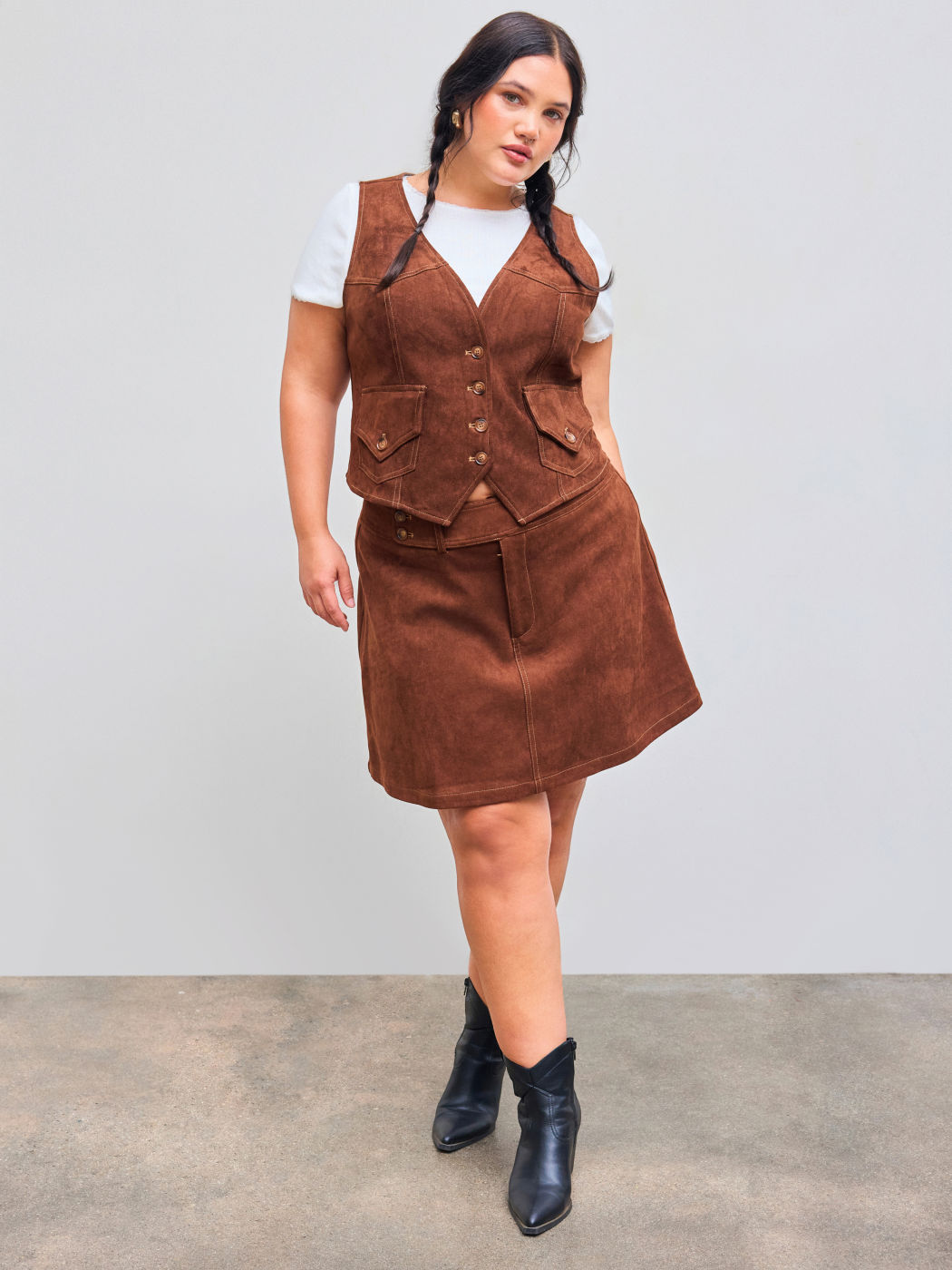 Suede Mid Rise Solid Button Mini Skirt Curve & Plus