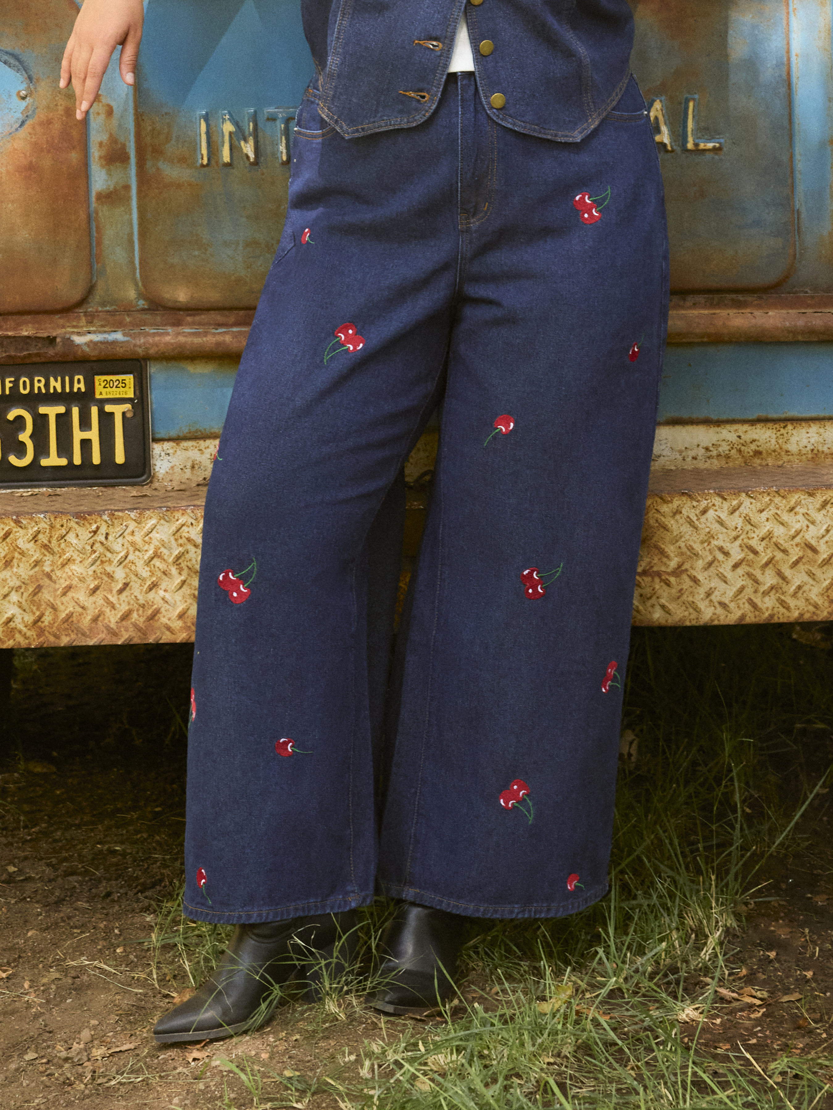 Denim Denim Mid Rise Cherry Embroidery Pocket Wide Leg Jean