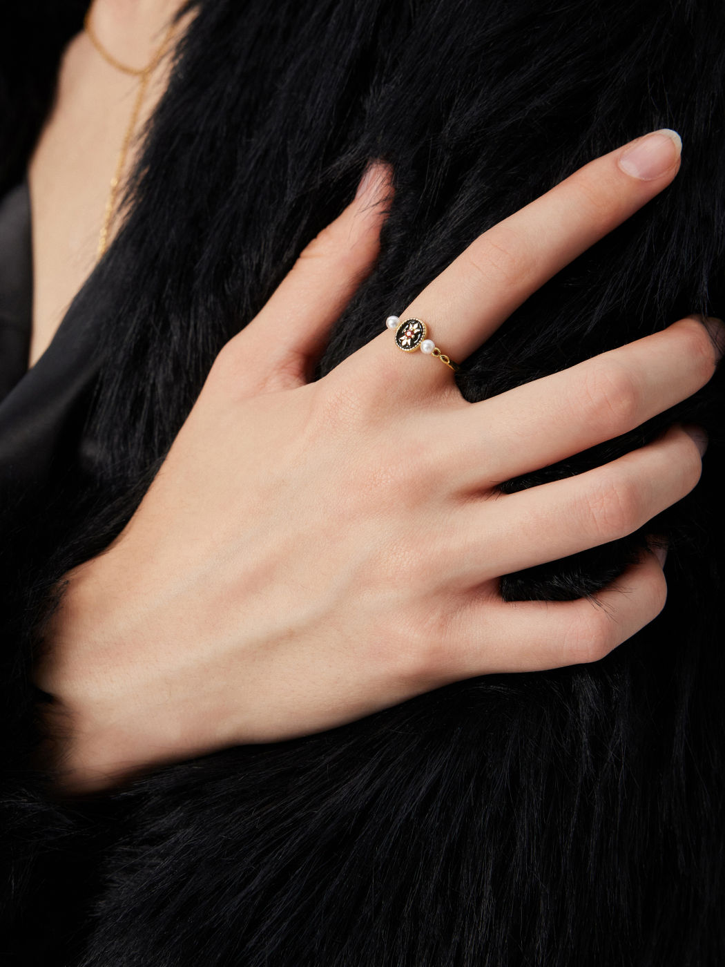 FAUX PEARL OVAL RING