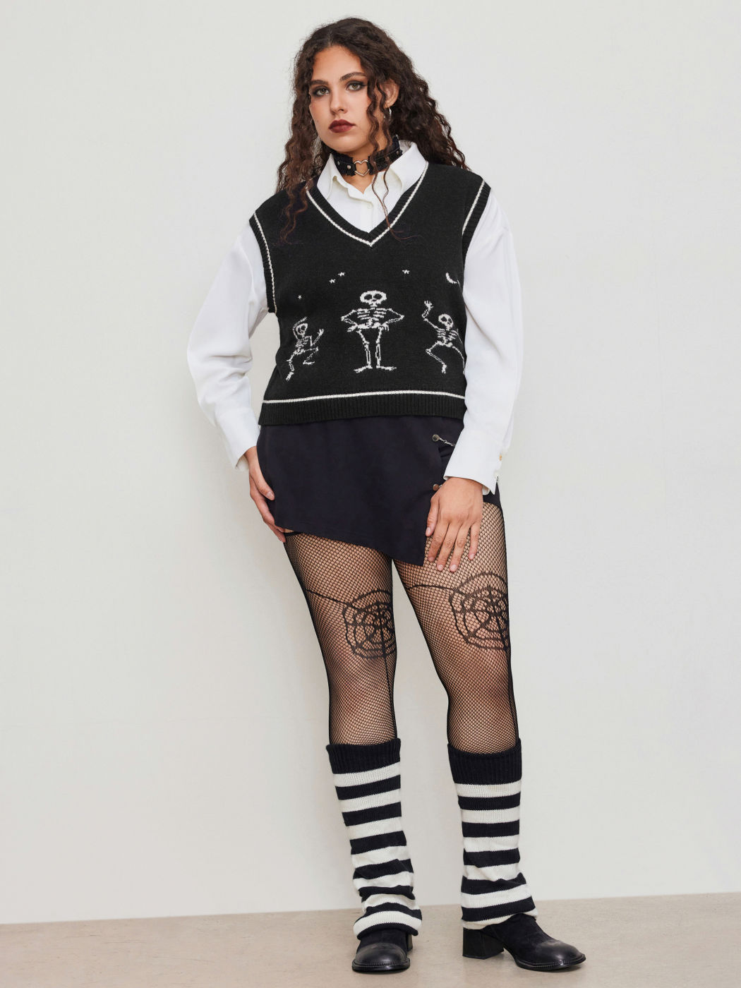 Knit V-neck Skeleton Contrasting Binding Vest Curve & Plus