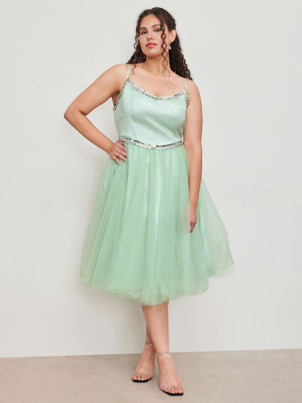 Abito midi con laccetti in tulle e volant a cuore Curve e Plus