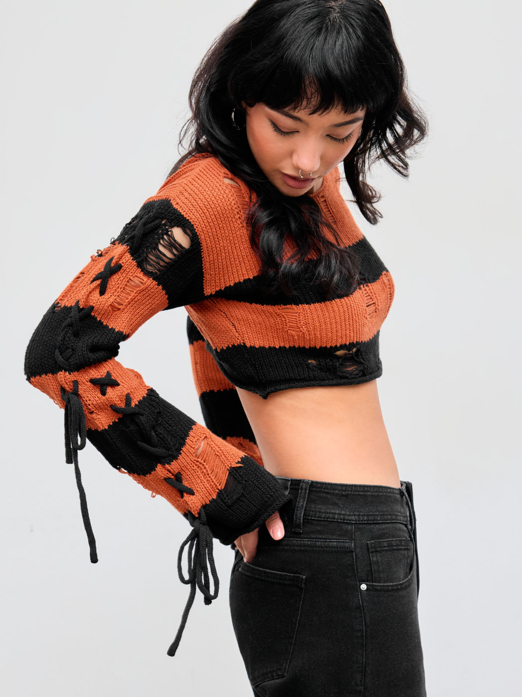 Gestreiftes Lace-Up Ripped Crop Top
