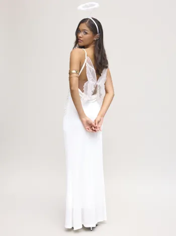 Vestido Maxi de Terciopelo con Cuello Cuadrado y Mariposa de Diamantes