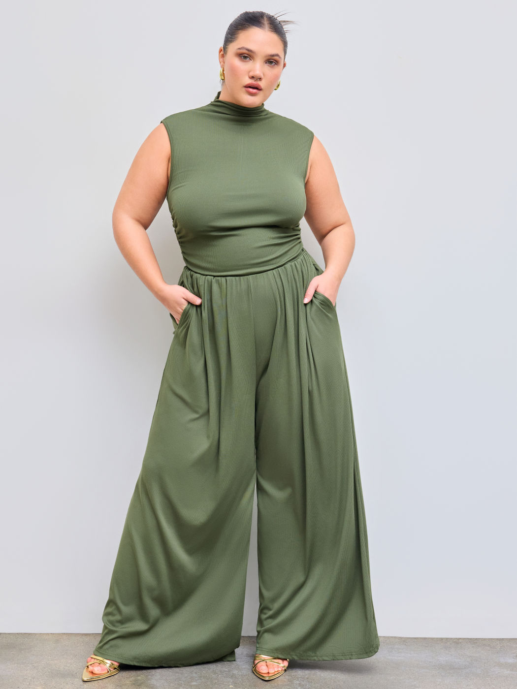 Round Neckline Solid Pleated Jumpsuit Curve & Plus