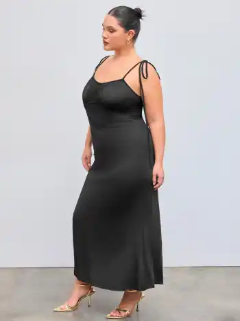 Maxi abito solido increspato e annodato Curve & Plus