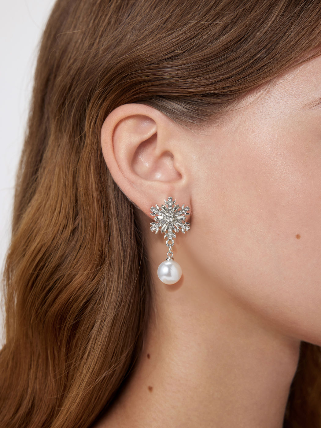 ORECCHINI A GOCCIA CON FIOCCO DI NEVE DECORATO CON FINTE PERLE E STRASS