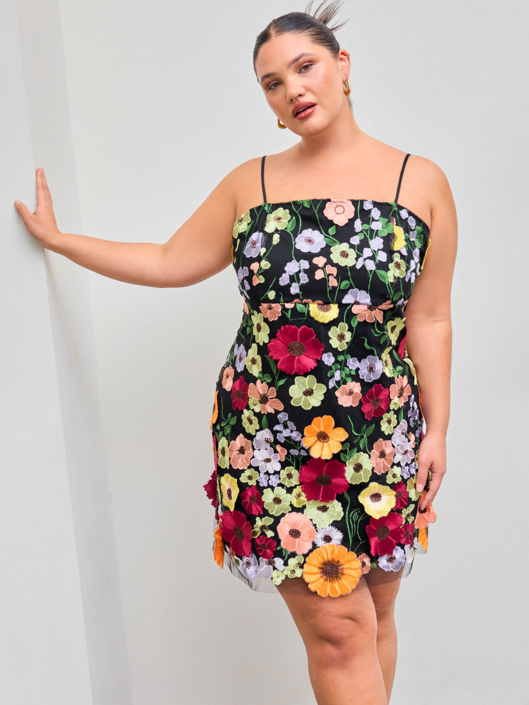 Jacquard-Kleid mit quadratischem Ausschnitt und bunter Blumenstickerei Kurve & Plus