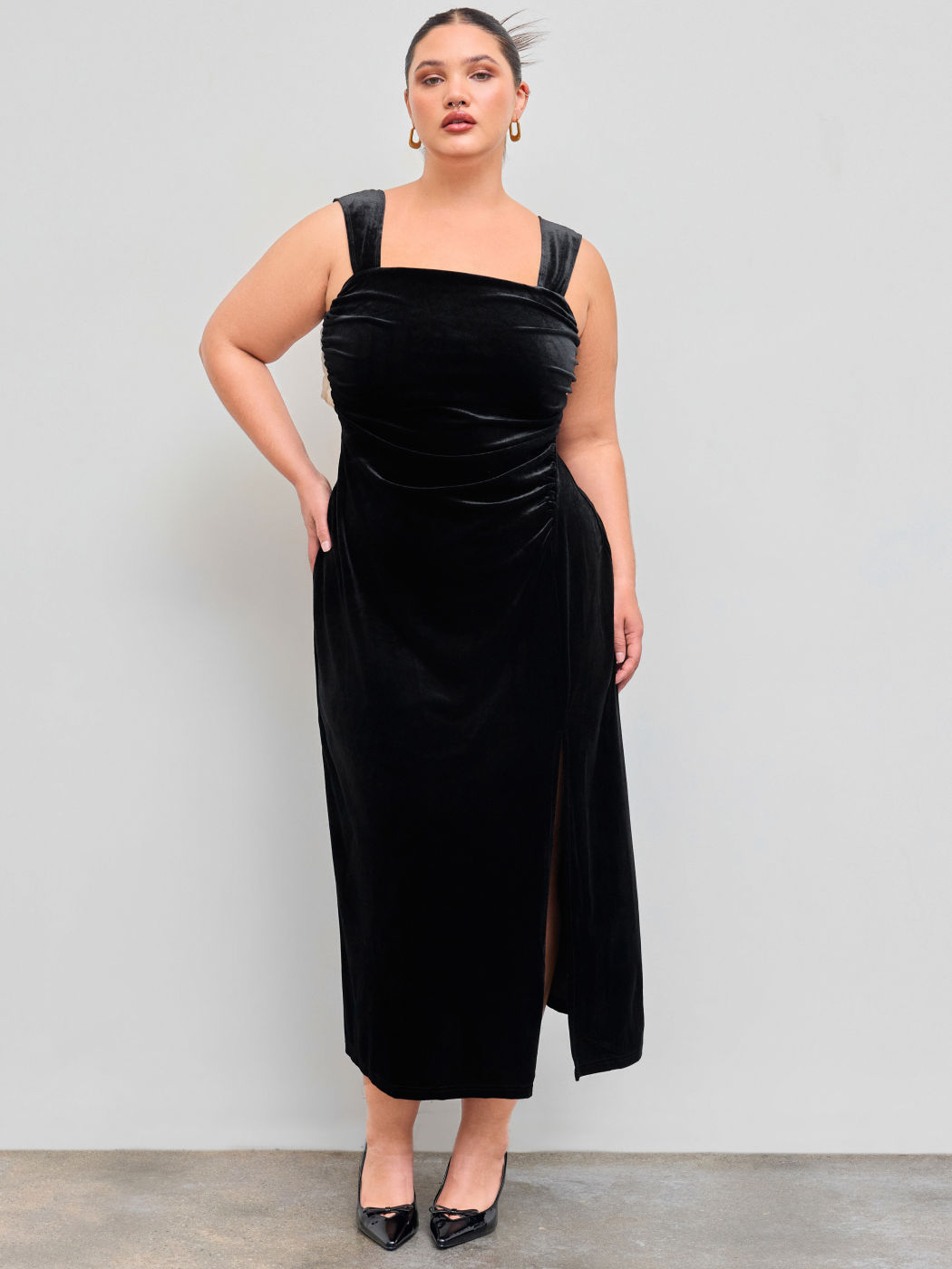 Samtiges Kleid mit quadratischem Ausschnitt und Schleife Maxikleid Kurve & Plus