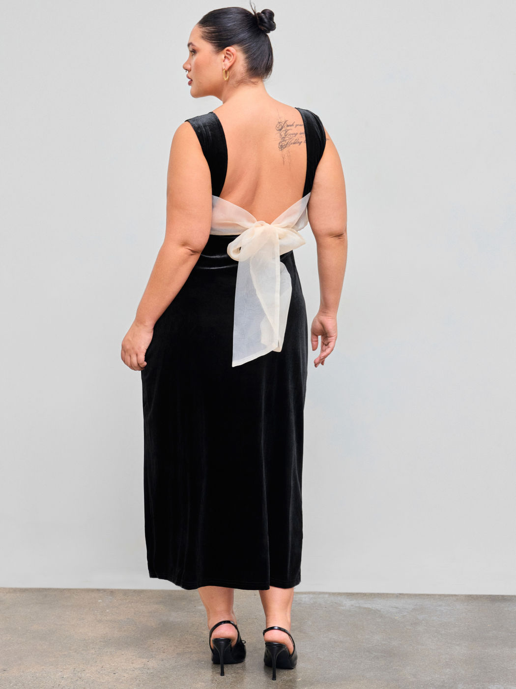Samtiges Kleid mit quadratischem Ausschnitt und Schleife Maxikleid Kurve & Plus
