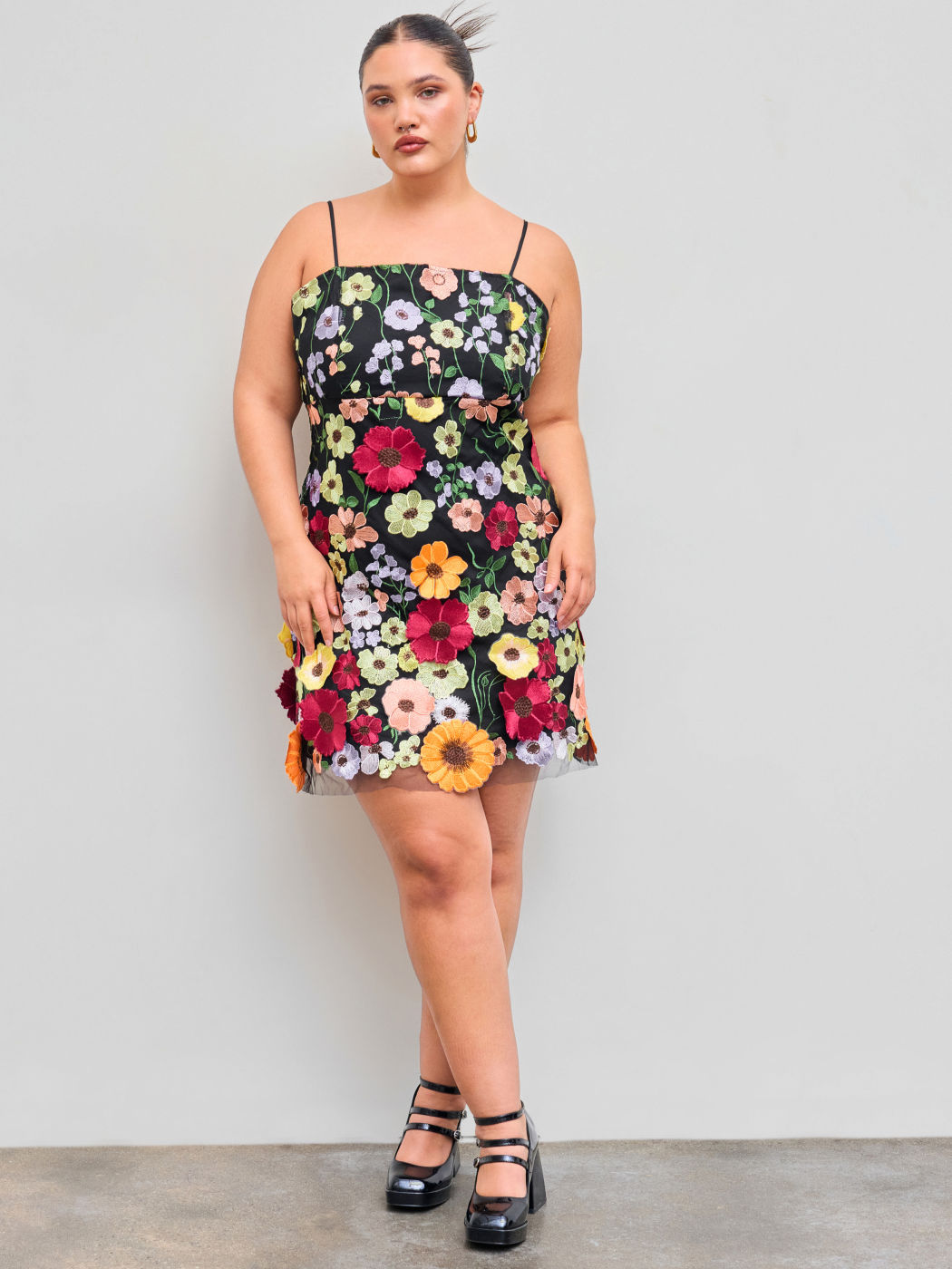 Jacquard-Kleid mit quadratischem Ausschnitt und bunter Blumenstickerei Kurve & Plus