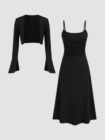 Rukiertes einfarbiges Cami-Maxikleid & einfarbige Strickjacke mit langen Ärmeln