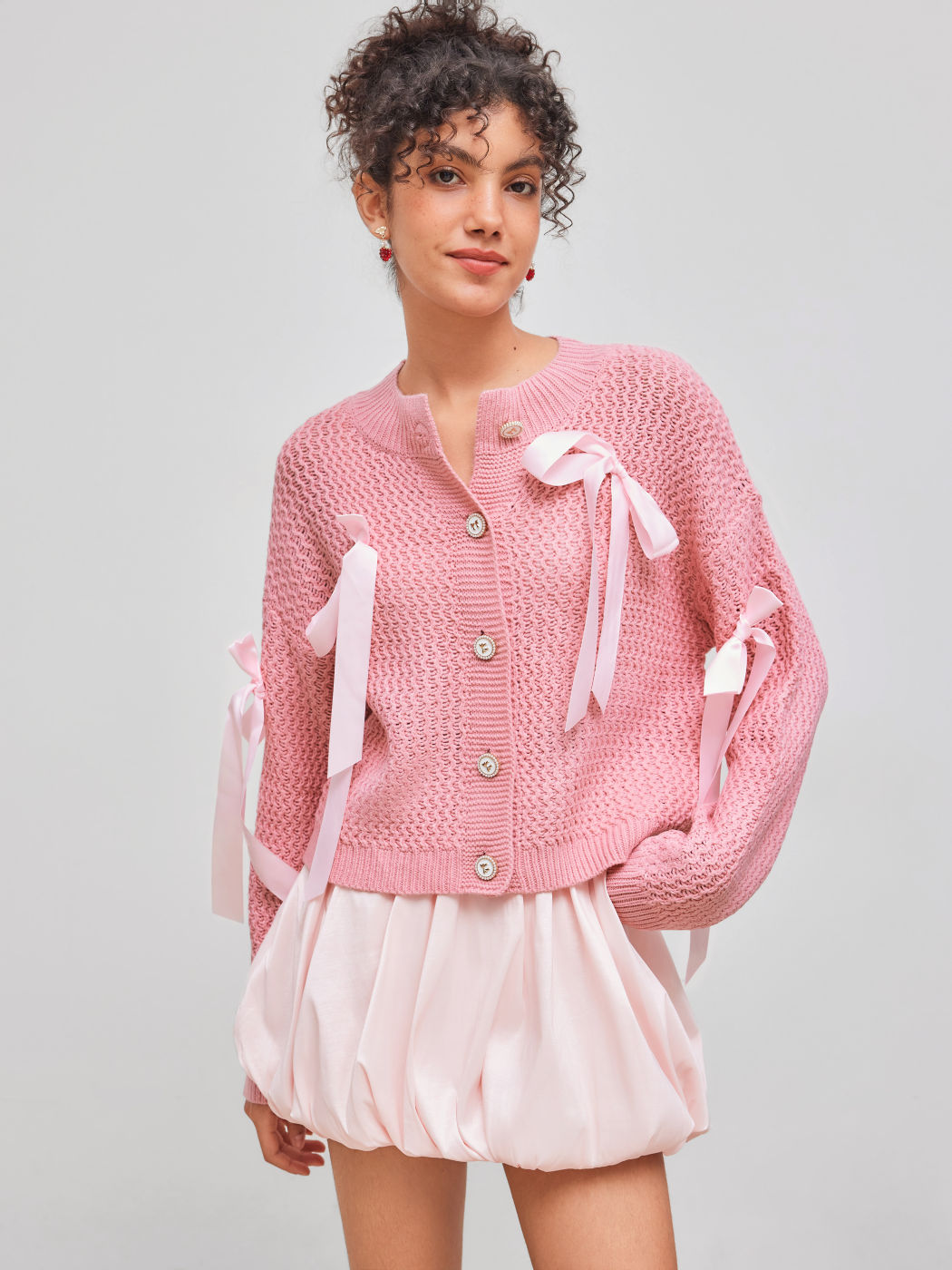 Cardigan a maglia con scollo rotondo e bottoni a fiocco