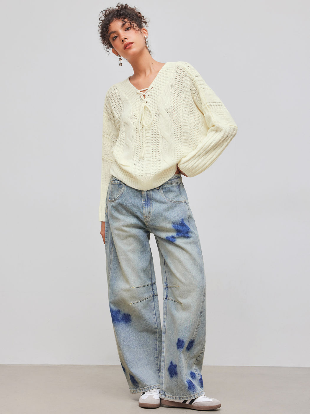 Maglione con scollo a V oversize e chiusura a cravatta