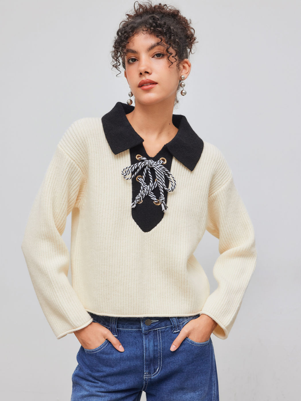 Top a maniche lunghe in maglia con colletto solido e pizzo