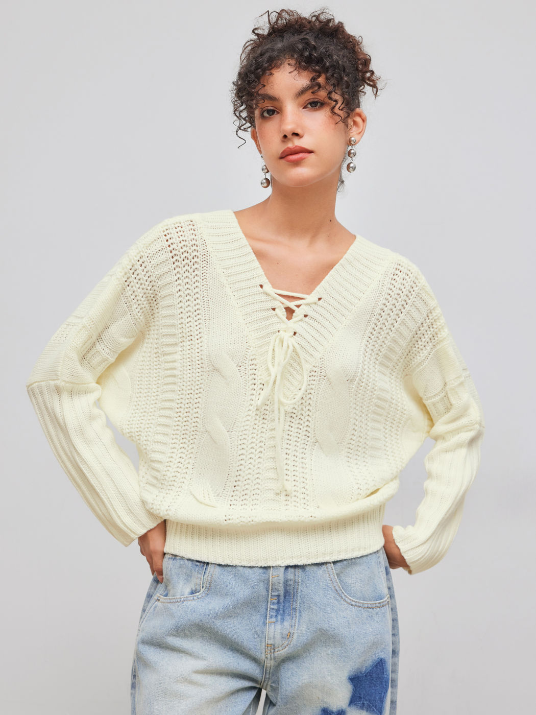 Maglione con scollo a V oversize e chiusura a cravatta