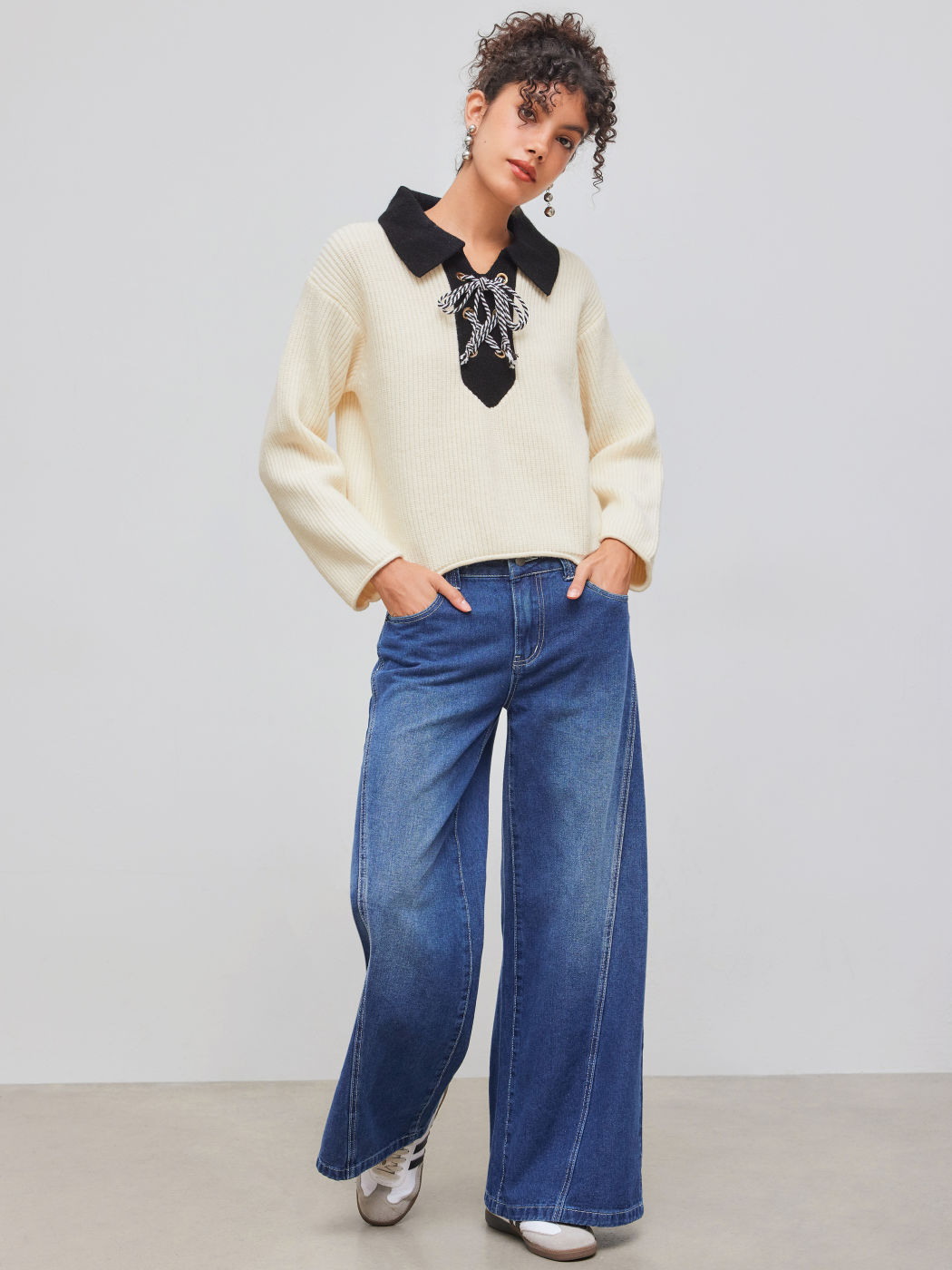 Top a maniche lunghe in maglia con colletto solido e pizzo